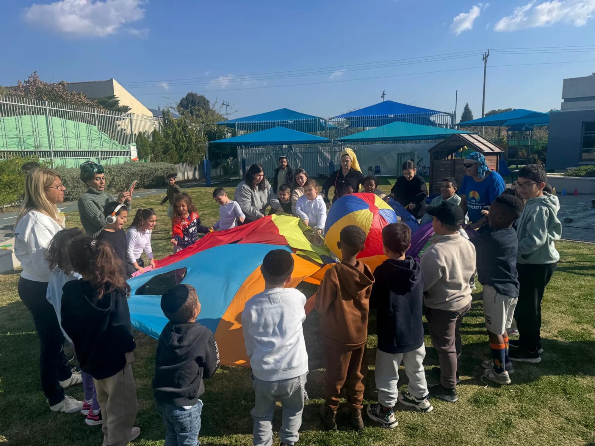 הפעלת אירוע קהילתי משפחתי עם כל המשפחה משתתפת