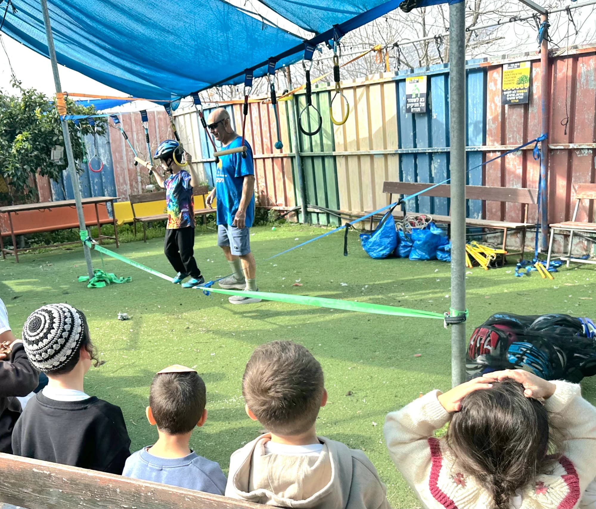קבוצת ילדים משתפת פעולה במשימה קבוצתית בפעילות גיבוש