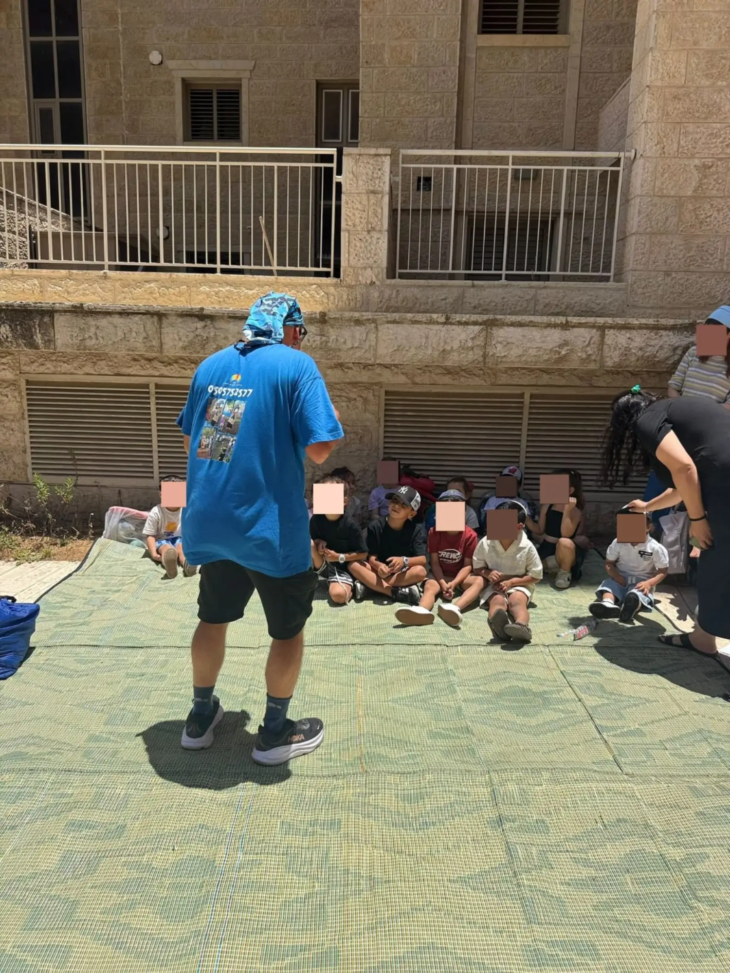 אמנון כפרי מדריך את ילדי הגן במעגל פתיחה